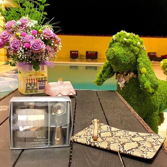 Flask and discreet clutch bag that you had to drink to get through the night - Picture 1 of 7